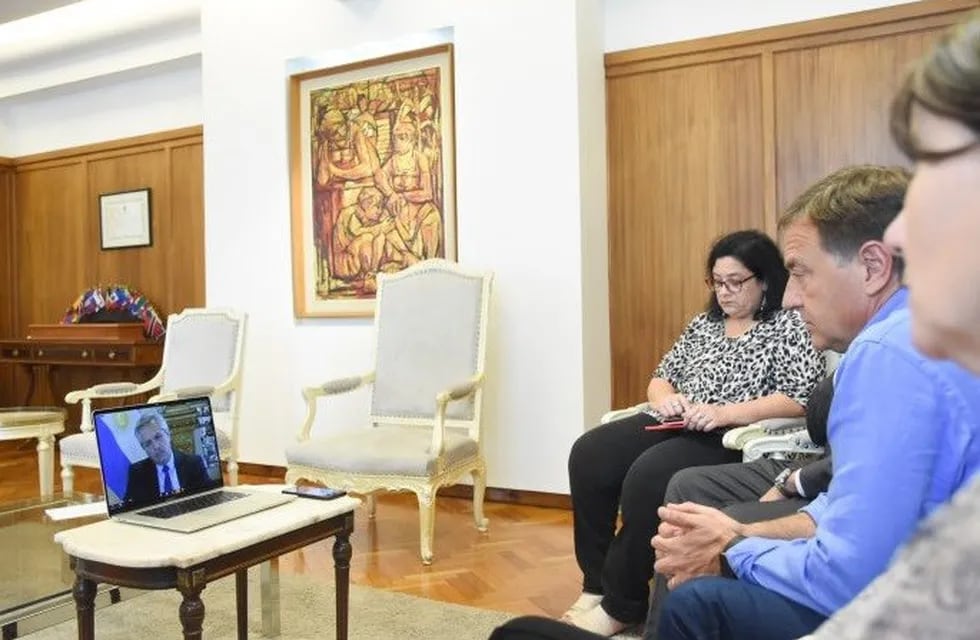 El gobernador Suárez en teleconferencia con el presidente Fernández.