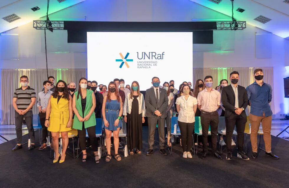 Los primeros 42 profesionales que recibieron su título como graduados de la UNRaf