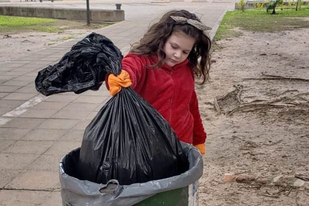 Tiene 7 años y juntó la basura de la plaza para cuidar el medio ambiente