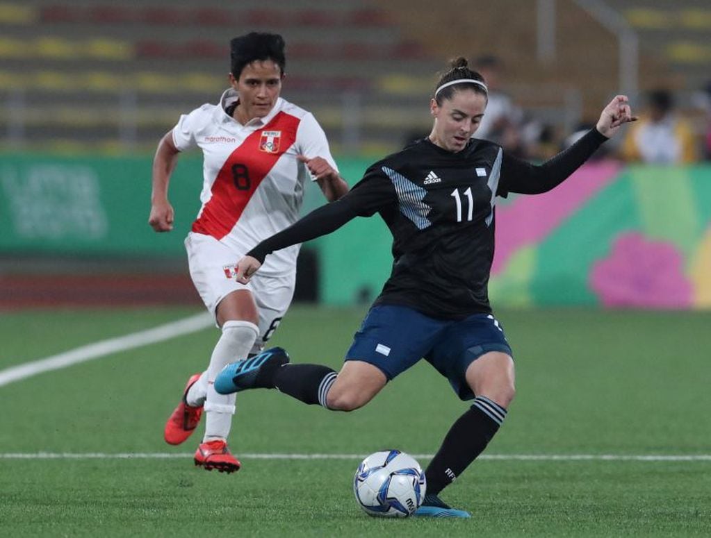 La talentosa mediocampista argentina Mariana Valeria Larroquette en una jugada de gol ante Perú. (Henry Romero)