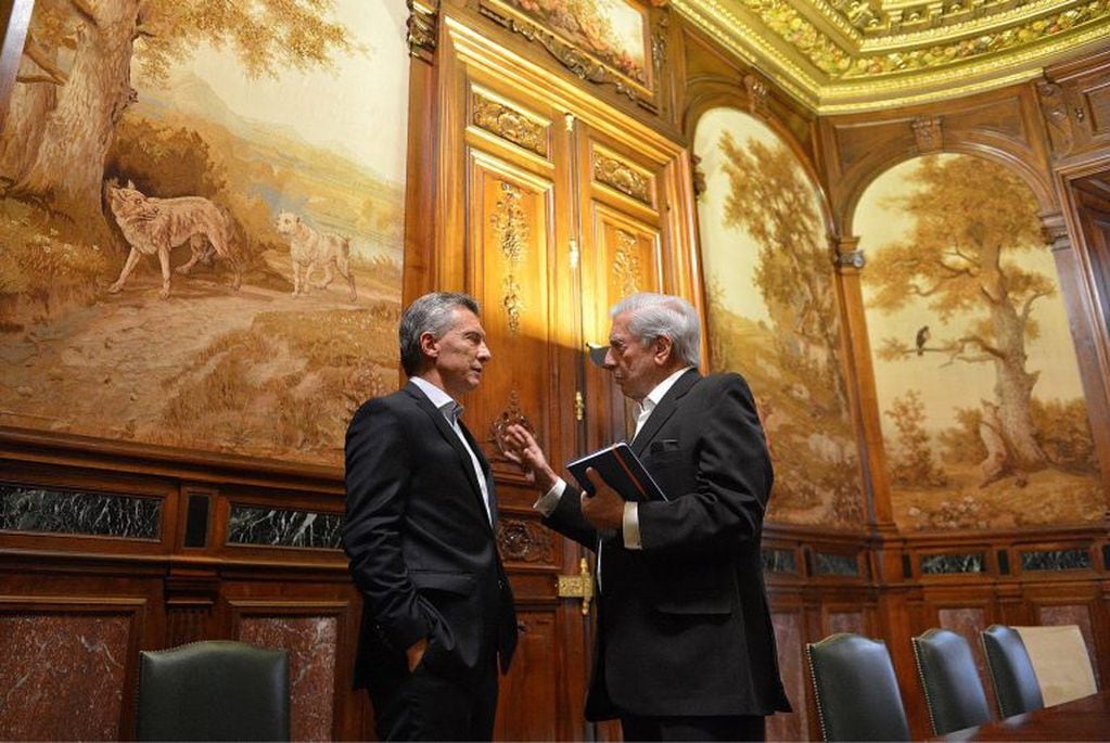 El presidente Mauricio Macri, junto al escritor Mario Vargas Llosa, en La Casa de América de Madrid. Crédito: DYN/PRESIDENCIA.