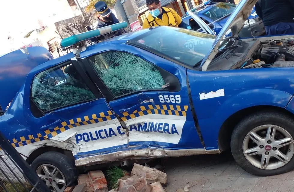 Impresionante accidente. Los policías que conducían el vehículo debieron ser trasladados al Policlínico Policial.