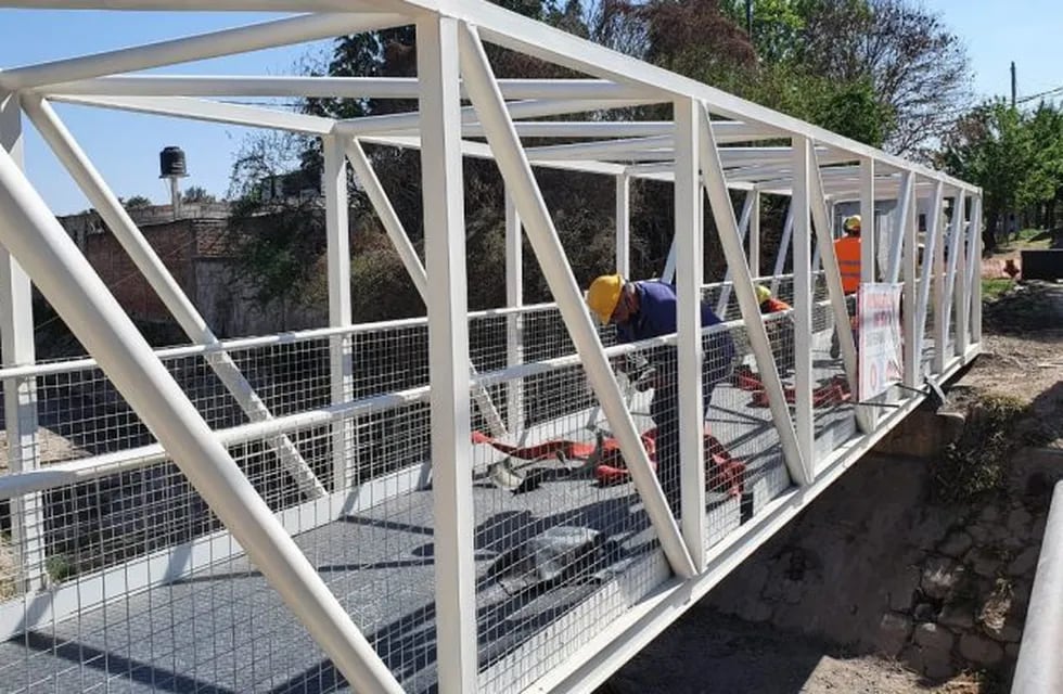 Avanza la obra del puente peatonal de villa Luján (Municipalidad de Salta)