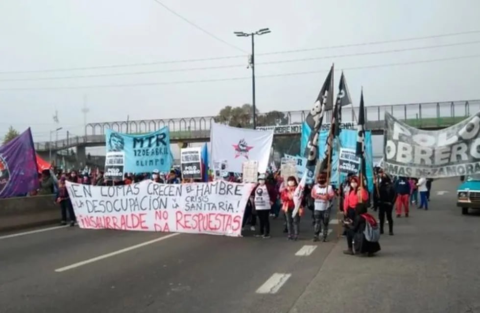 Manifestantes cortan el Puente La Noria (Clarín)