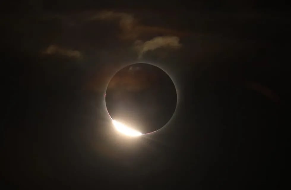 Imagen tomada en Merlo, San Luis, el 2 de julio de 2019, cuando el sol estaba cubiero por la luna. EFE/Nicolas Aguilera