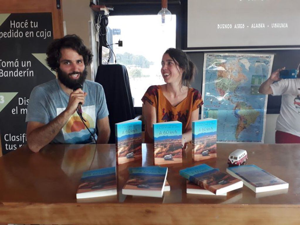 Nicolás y Lucila en Ushuaia presentando su libro