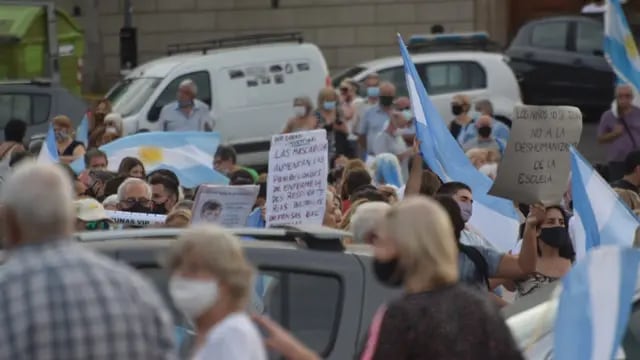 Protestas en Rosario contra el vacunatorio VIP