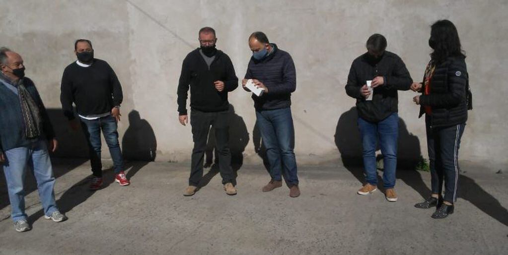 Pablo Garate entregó dos pistolas de temperatura a Policoop