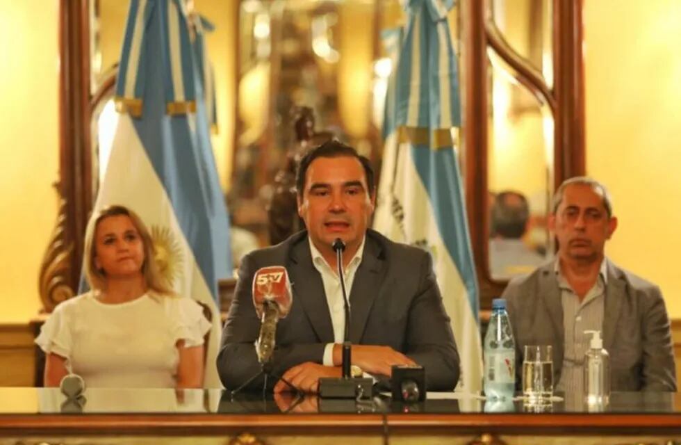 Conferencia de prensa del gobernador Valdés.