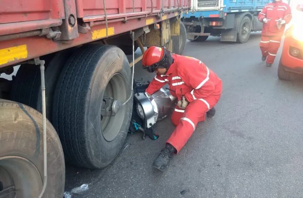 Una mujer y su hijo se salvaron de milagro tras chocar con un camión