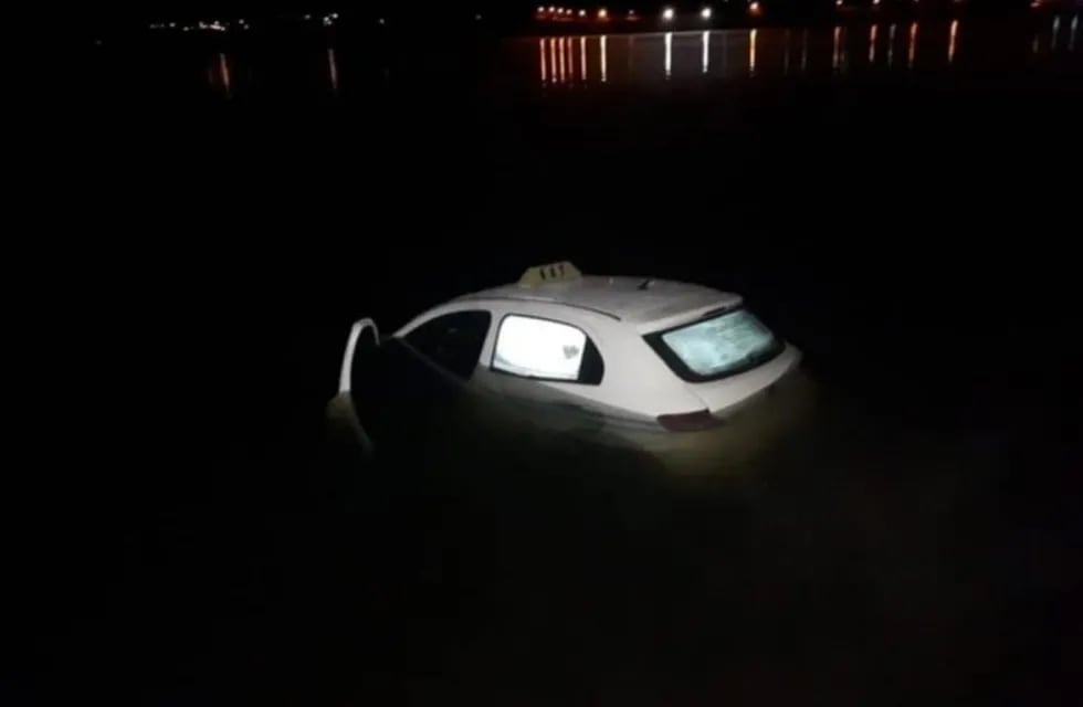 Su taxi terminó hundido en el lago Potrero de los Funes.