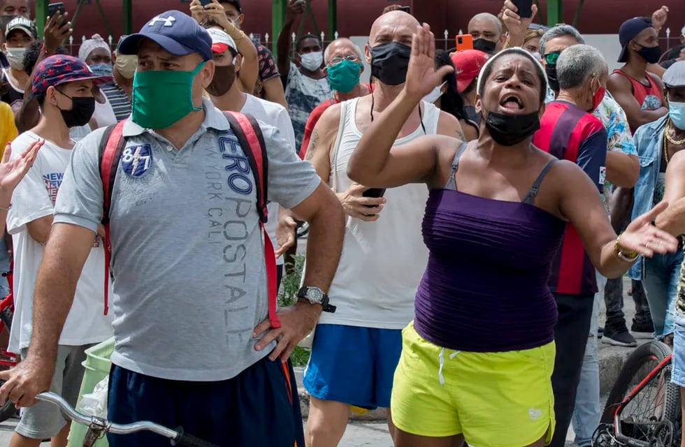 protestas contra el régimen de CubaMiles de personas salieron a manifestarse en distintas ciudades de la isla, asfixiadas por la represión, la falta de productos básicos y la crisis sanitaria causada por la pandemia. (AP)