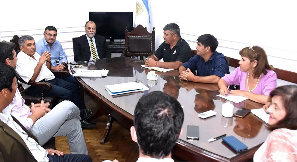 Buen clima de diálogo se percibió en la reunión mantenida en la Casa de Gobierno por la paritaria 2024 para los gremios estatales de Jujuy.