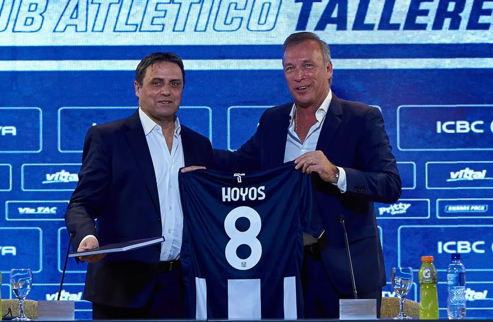 El entrenador Ángel Guillermo Hoyos y el presidente Andrés Fassi en la presentación del cuerpo técnico de Talleres para la temporada 2022. (Prensa Talleres)