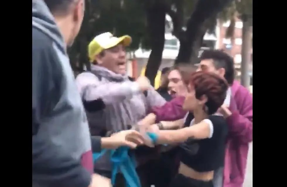 Los agresores fueron vinculados al partido que lidera Alejandro Biondini. (@melinamoras)