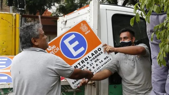 Quitan carteles del estacionamiento medido en barrios de Córdoba