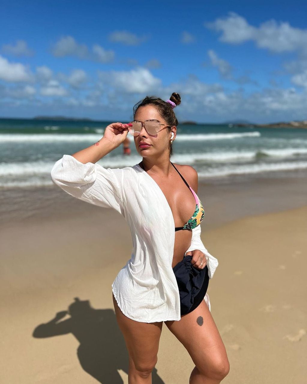 Larissa Riquelme posando desde las playas brasileras.