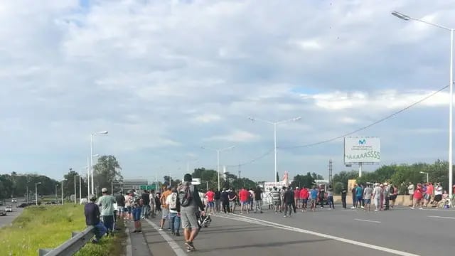 Pescadores cortan el puente Rosario-Victoria