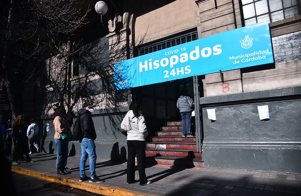 Hisopados en el exregistro civil de calle Colón    Foto: (Pedro Castillo / La Voz)
