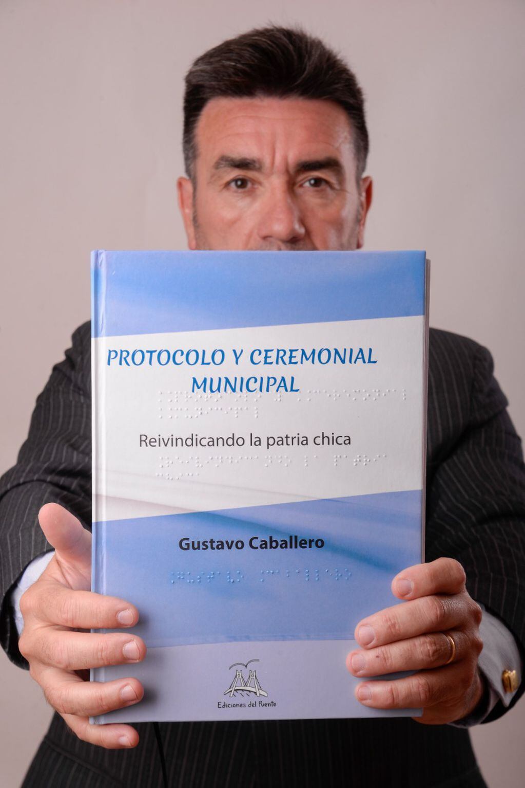 Gustavo Caballero primer libro de Protocolo y ceremonial en Sistema Braile