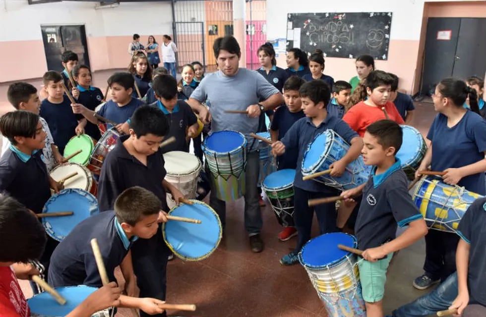 En esta escuela del sur de Córdoba, todo el año es carnaval. Los estudiantes se entusiasman, se descargan y ya no quieren faltar.