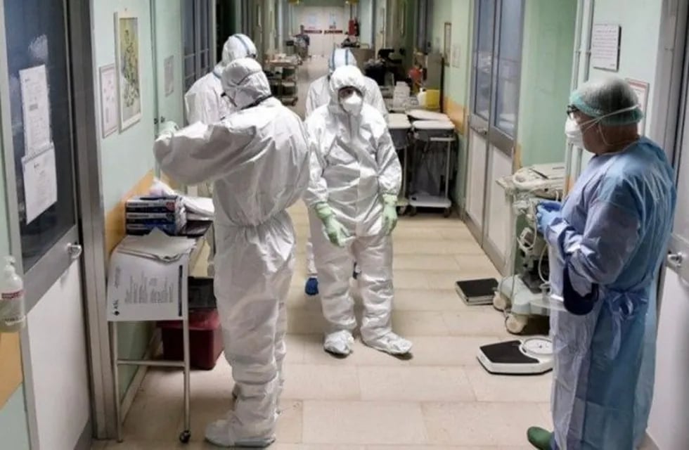 Trabajadores de la salud atienden pacientes con Coronavirus. Web