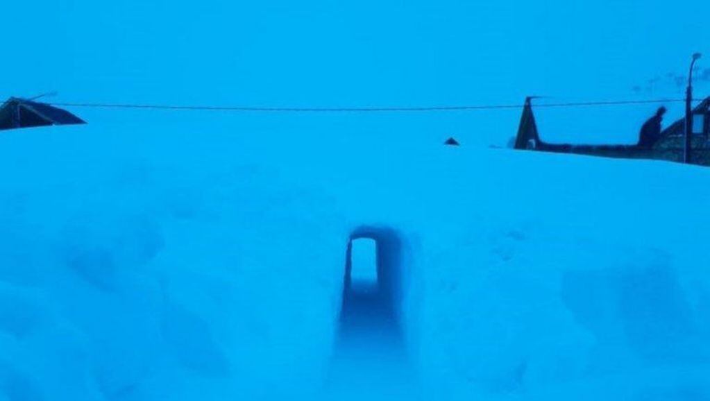 Construyó un túnel en la nieve para poder salir de su casa en Neuquén (LMN)