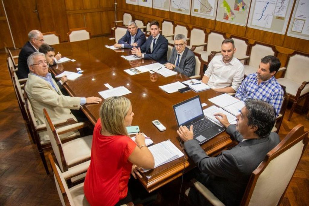 El gobernador Jorge Capitanich junto a representantes de la Bolsa de Comercio de Rosario y entidades del ámbito portuario analizaron las condiciones para la nueva concesión de la Hidrovía Paraná Paraguay, que será renovada en 2021.