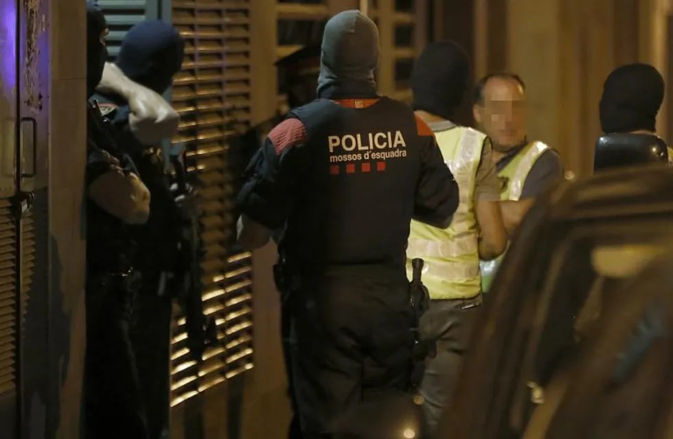 GRA307. VILAFRANCA DEL PENEDÉS (BARCELONA), 22/08/2017.- Agentes del GEI (Grupo Especial de Intervención) de los Mossos d'Esquadra, durante el registro a una vivienda de la calle Ignasi Iglesias de Vilafranca del Penedés (Barcelona) relacionado con la investigación de los atentados yihadistas perpetrados el pasado jueves en Cataluña. EFE/Andreu Dalmau