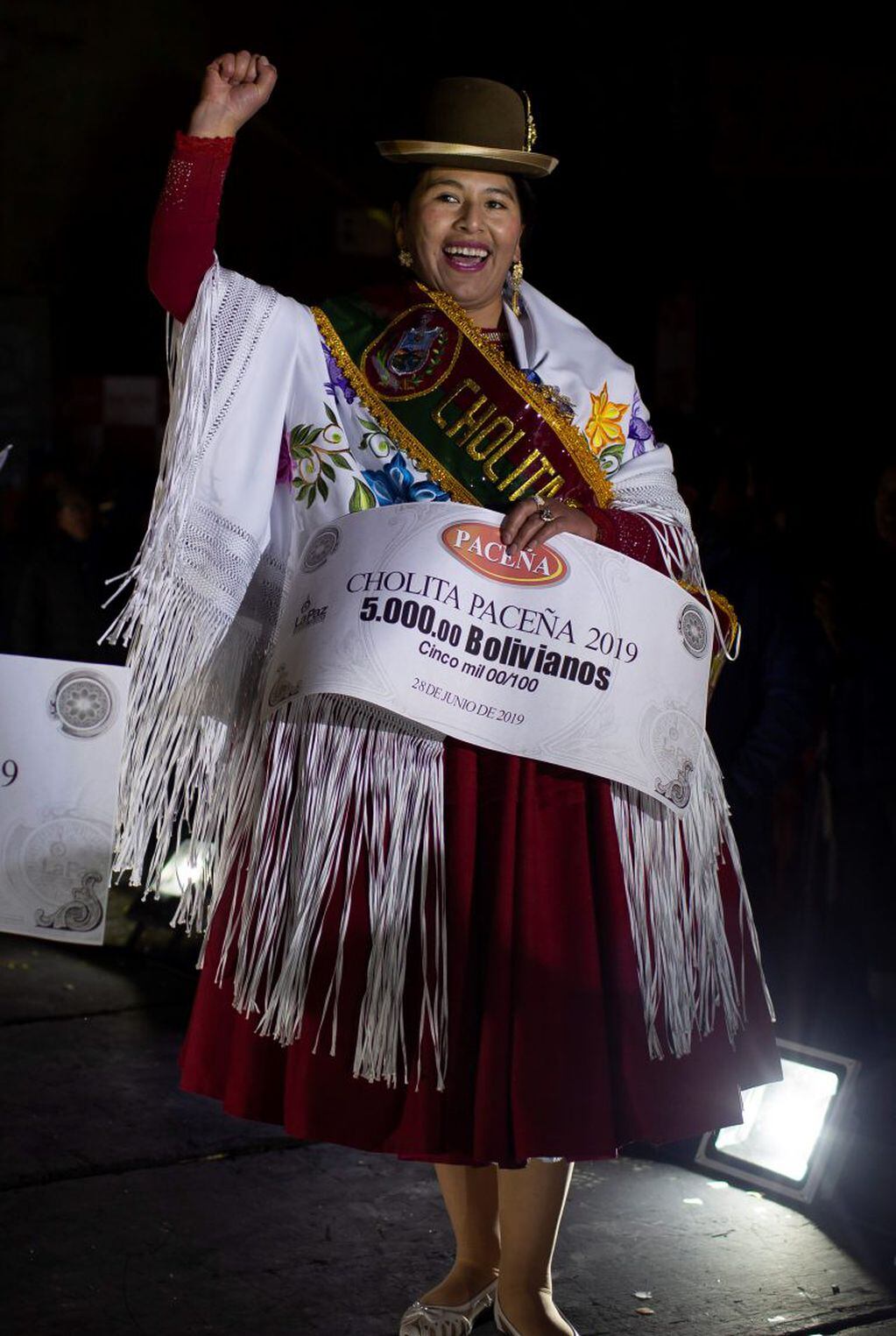 Rosa Vasquez celebra haber ganado la edición 2019 del concurso "Cholita Paceña". ( AP Photo/Juan Karita)