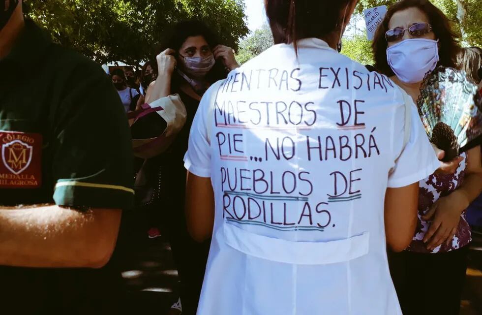 Los trabajadores de la educación de San Juan han marchado tres veces en los últimos 8 días, en reclamo por mejoras salariales, vacunación contra el Covid-19 y mejoras edilicias. Foto: Twitter @EalvarezLuis