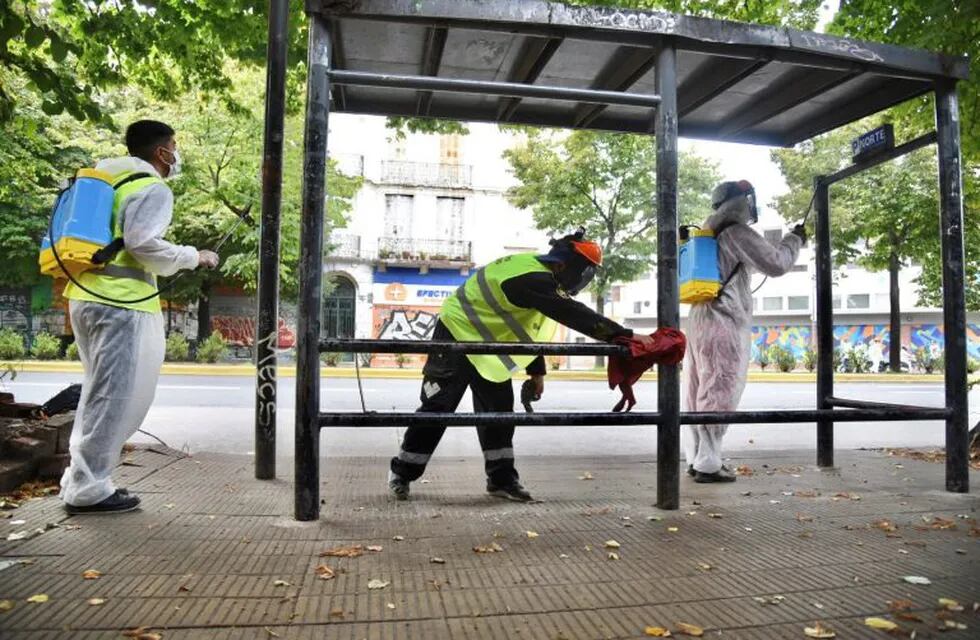 El Municipio de La Plata realiza tareas de desinfección en paradas de micros, cajeros y vías peatonales por el coronavirus (Municipalidad de La Plata)