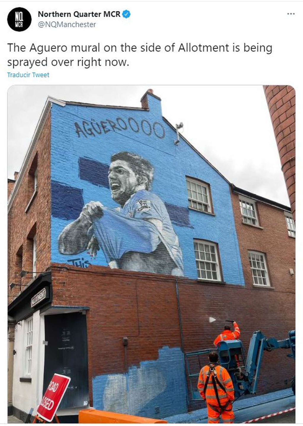 Operarios borran el mural en Manchester. (Foto: Twitter)