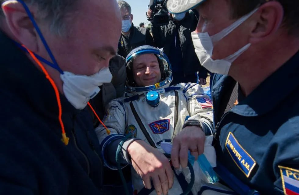 Ground personnel carry NASA astronaut Andrew Morgan shortly after landing in a remote area outside the town of Dzhezkazgan (Zhezkazgan), Kazakhstan, on April 17, 2020. - Two NASA astronauts and a Russian cosmonaut on April 17 made a safe return from the International Space Station to find the planet transformed by the coronavirus pandemic.  Andrew Morgan, Jessica Meir and Oleg Skripochka touched down in central Kazakhstan at 0516 GMT in the first returning mission since the World Health Organisation declared COVID-19 a global pandemic in March. (Photo by Andrey Shelepin/GCTC / Russian Space Agency Roscosmos / AFP) / RESTRICTED TO EDITORIAL USE - MANDATORY CREDIT \