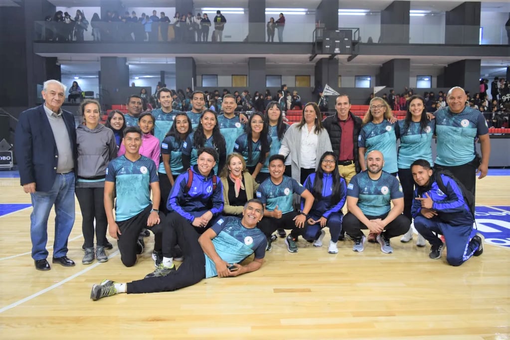 Autoridades y los equipos de trabajo del Ministerio de Educación de Jujuy a cargo de la organización de los "Juegos Escolares 2023" que se inauguró este miércoles.