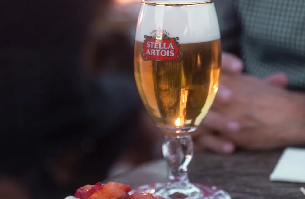 Stella Artois ofrece una cerveza sin cargo para ayudar a bares y restaurantes de Córdoba.
