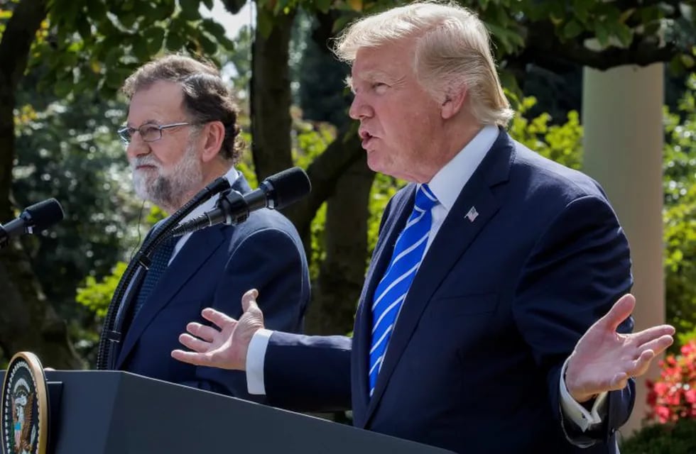 GRA470. WASHINGTON, DC (ESTADOS UNIDOS), 26/09/2017.- El presidente de Estados Unidos, Donald Trump (d), y el presidente del Gobierno español, Mariano Rajoy (i), ofrecen una rueda de prensa tras la reunión que han mantenido hoy, martes 26 de septiembre de 2017, en la Casa Blanca, en Washington, DC (EE.UU.). EFE/SHAWN THEW