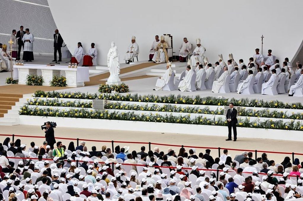 Más de 30 mil personas asistieron a la misa en el estadio nacional de Bahréin.