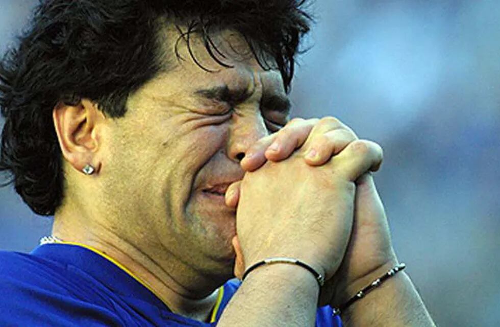 Diego lloró y agradeció el cariño de la gente el día de su retiro profesional, en 2001. / archivo
