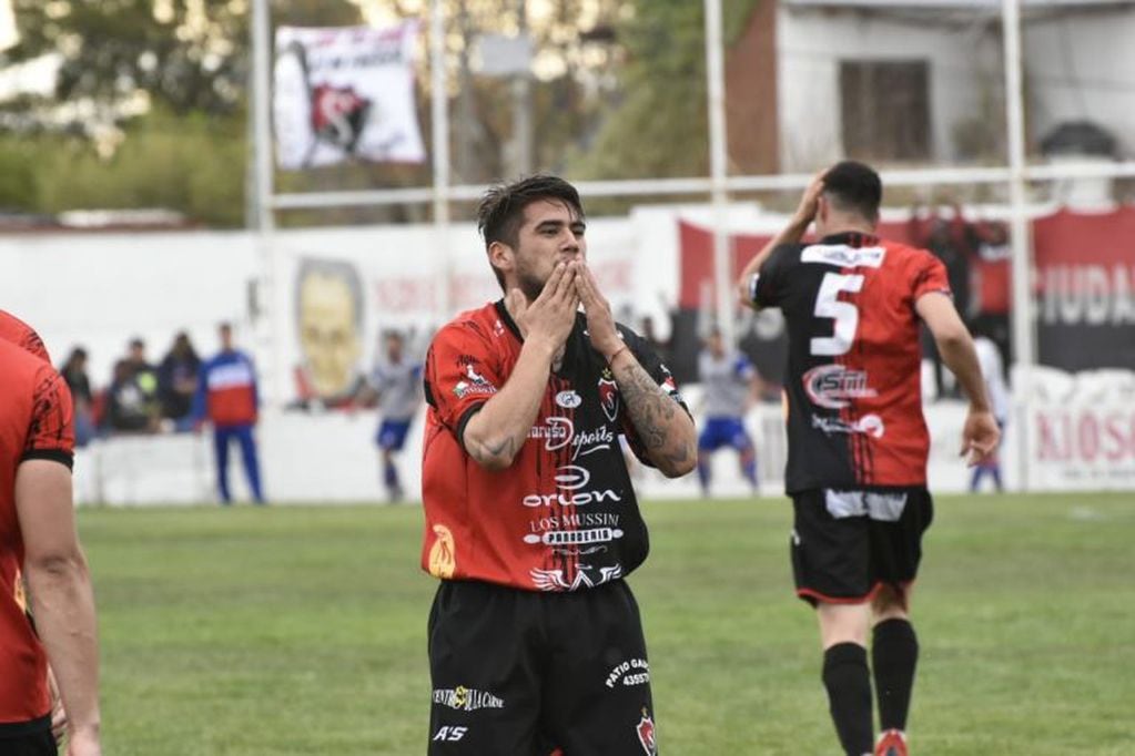 Gabriel Romero dedica su gol (Foto Néstor Franchi)