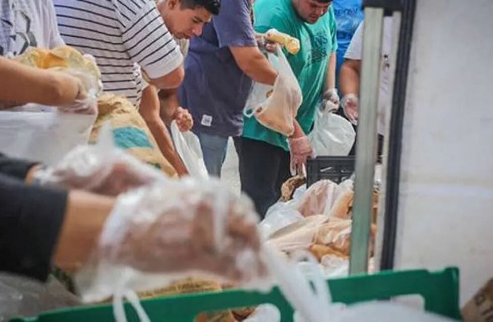 Regalan mil kilos de pan en la plaza Los Pioneros.