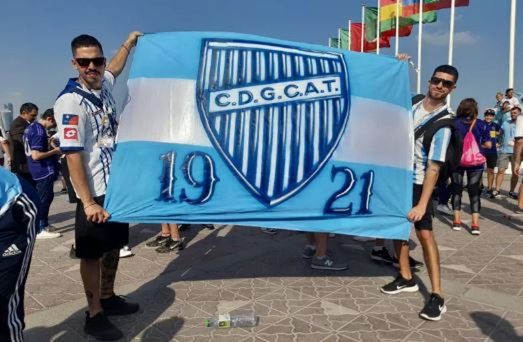 Hinchas mendocinos en el Banderazo de Qatar.