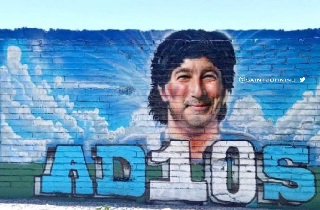 En San Juan pintaron un mural homenajeando a Diego Maradona. Jhonino lo retocó para ponerle la cara de Pachu Peña y se convirtió en noticia: algunos medios informaron que ese era el mural original. 