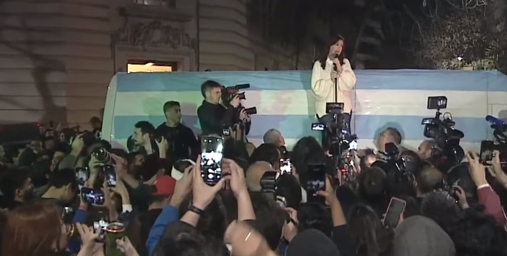 Cristina Kirchner habló a los manifestantes desde su vivienda en Recoleta.