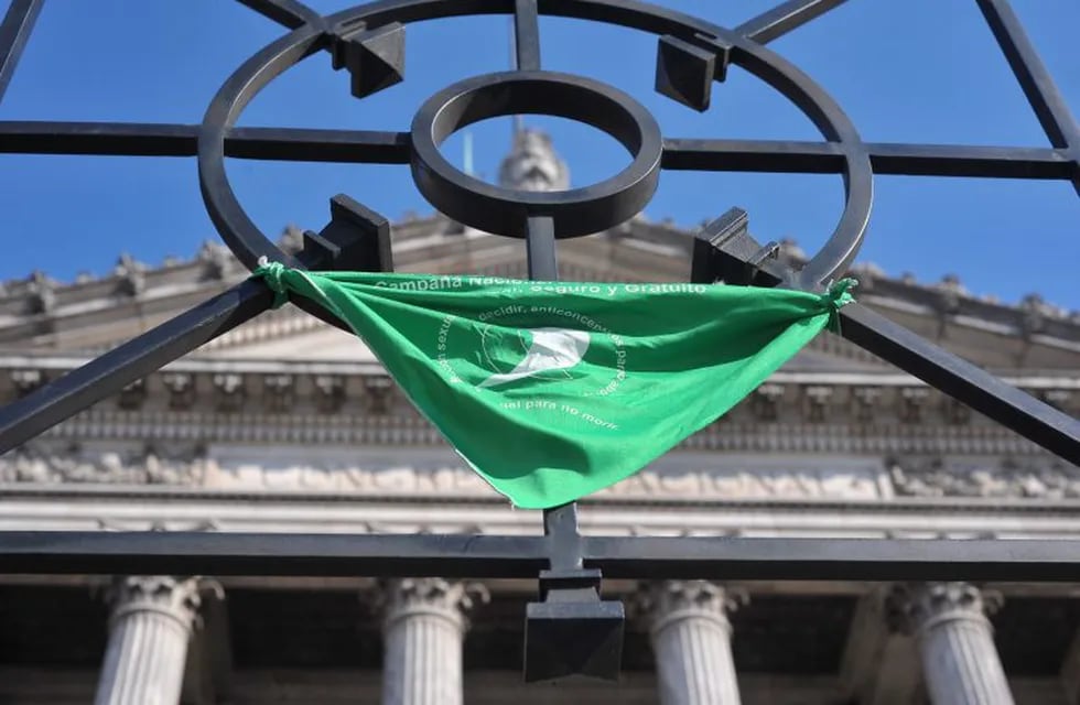 Un pañuelo verde, símbolo de las manifestaciones a favor de la despenalización del aborto, colgado en el Congreso de Buenos Aires