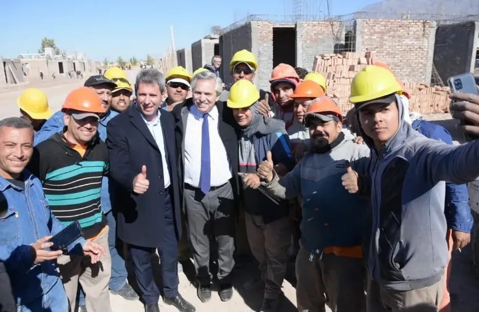 En su visita a San Juan, Alberto Fernández visitó un barrio en construcción.