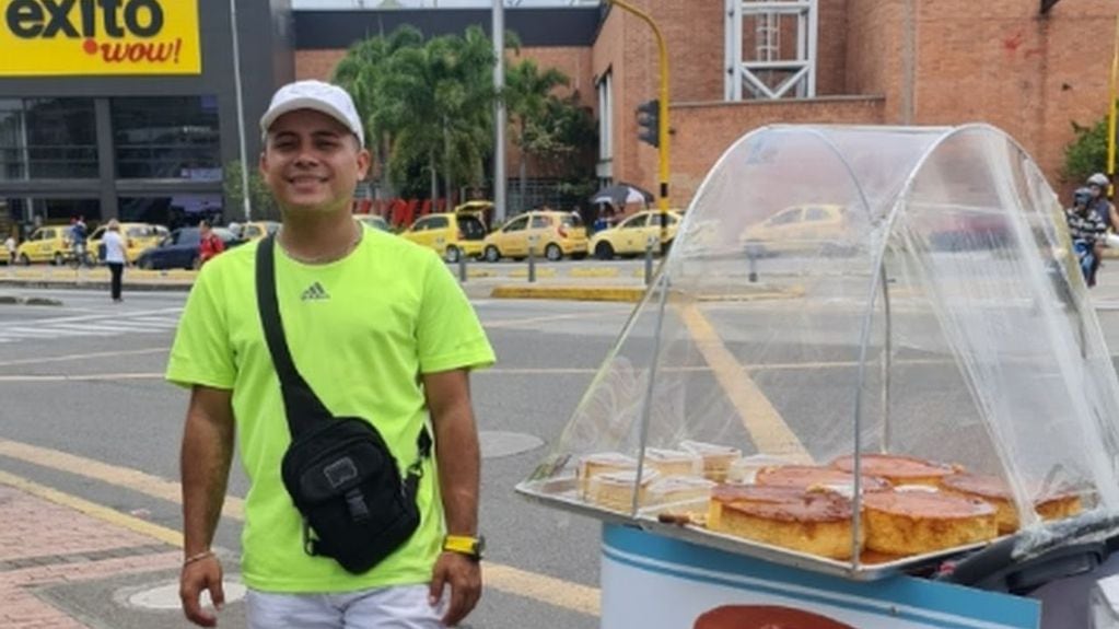 Jesús David Riaño, el venezolano que es reconocido por su emprendimiento de quesillos.