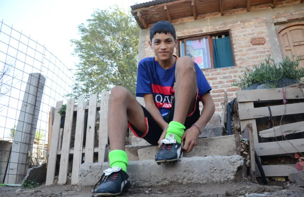 Nico, el neuquino de 15 años que recibió sus botines para poder jugar.