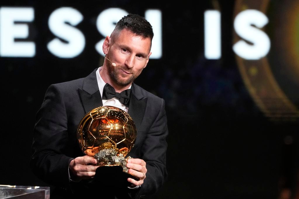 El argentino Lionel Messi del Inter Miami recibe el Balón de Oro 2023 al mejor futbolista del año en la ceremonia realiza en París, el lunes 30 de octubre del 2023. (AP Foto/Michel Euler)
