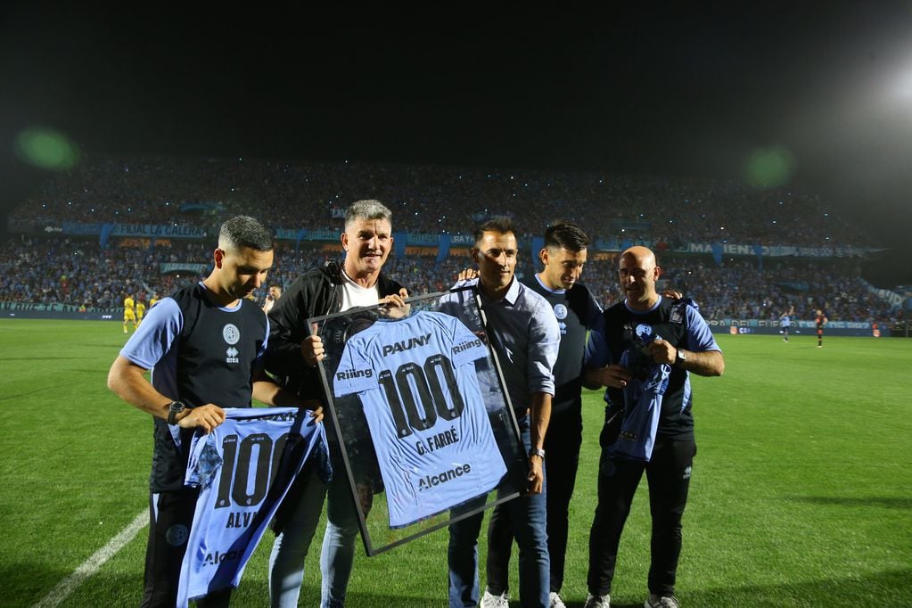 Guillermo Farré y su cuerpo técnico al cumplir los 100 partidos frente al equipo principal de la B (Prensa Belgrano)